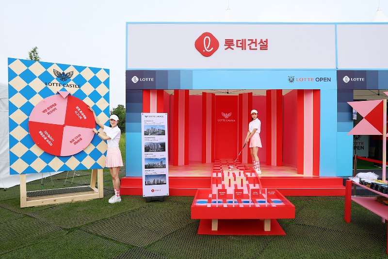 KLPGA 2024 롯데오픈 갤러리 프라자 ‘롯데건설 부스’에서 모델들이 골프 퍼팅 체험에 참여하고 있다