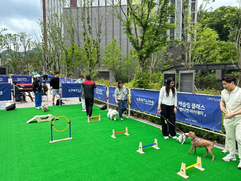 의정부 롯데캐슬 골드포레 단지에서 입주민들이 캐슬링 펫티켓 클래스 행사에 참여하고 있다