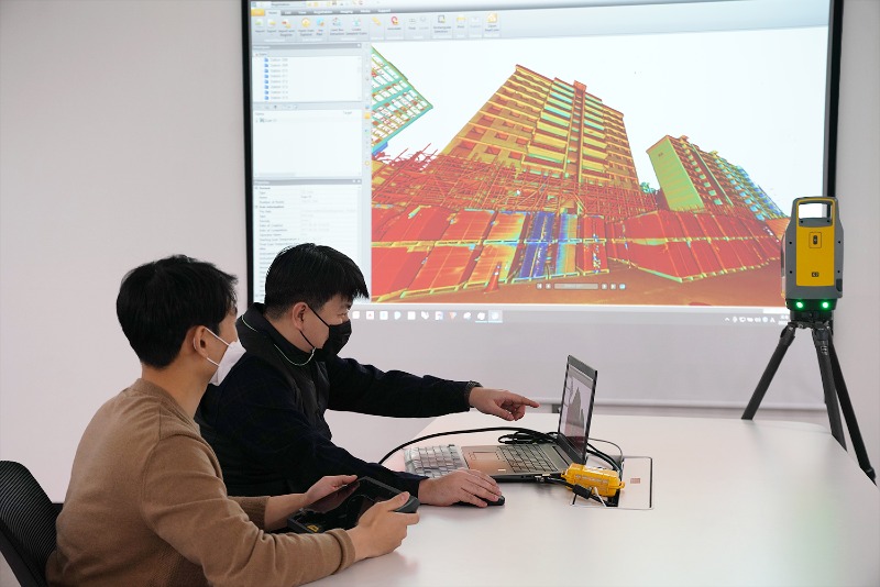 [이미지] 롯데건설 관계자가 3D 스캐너를 활용한 기존 아파트 모델링 데이터를 확인하고 있다.jpg