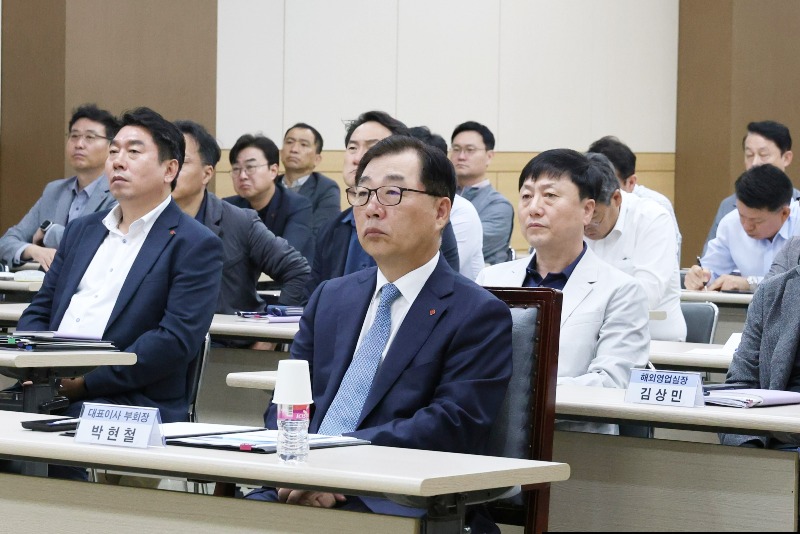 [이미지3]롯데건설 박현철 부회장을 비롯한 전 임원이 _경영진 안전 마인드셋 강의_를 경청하고 있다